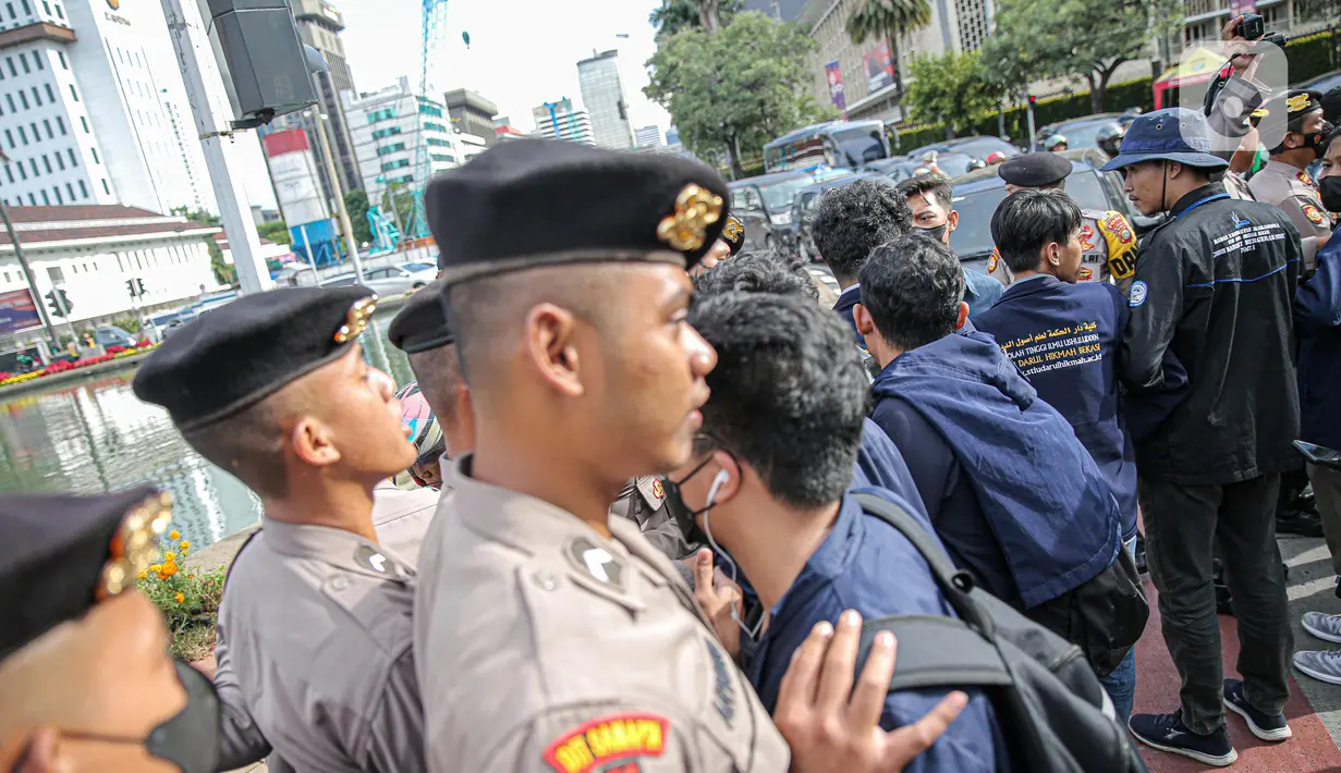 Massa aksi dari BEM Seluruh Indonesia (BEM SI) terlibat saling dorong dengan aparat saat aksi di kawasan Patung Kuda, Jakarta, Jumat (28/10/2022). Dalam aksinya mereka menuntut penolakan kenaikan harga BBM hingga penyelesaian pelanggaran HAM masa lalu. (Liputan6.com/Faizal Fanani)