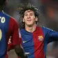 Striker Barcelona, Lionel Messi, melakukan selebrasi bersama Samuel Eto'o, usai membobol gawang Osasuna pada laga La Liga di Stadion Camp Nou, (9/9/2006). (AFP/Lluis Gene)