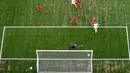 Robert Lewandowski (2kiri) mencetak gol ke gawang Portugal pada perempat final Piala Eropa 2016 di Stade VÈlodrome, Marseille, Pranci, (30/6/2016) dini hari WIB. (REUTERS/Kai Pfaffenbach)
