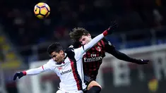Gelandang AC Milan, Manuel Locatelli (kanan) berebut bola udara dengan penyerang Cagliari, Diego Farias pada lanjutan Liga Italia di Stadion San Siro (9/1). AC Milan menang tipis atas Cagliari dengan skor 1-0. (AFP Photo/Filippo Monteforte)
