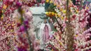 Sebuah patung Bunda Maria diarak saat festival tahunan Panchimalco Flower and Palm Festival di Panchimalco, San Salvador (6/5). Acara tahunan ini digelar pada tiap Minggu pertama di bulan Mei. (AFP/Marvin Recinos)