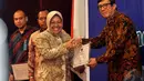 Walikota Surabaya, Tri Rismaharini (kiri) saat menerima penghargaan dari Menkum HAM Yasonna Laoly, Jakarta, Rabu (10/12/2014). (Liputan6.com/Miftahul Hayat) 