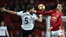 Duel pemain Manchester United, Zlatan Ibrahimovic dan pemain Spurs, an Vertonghen (kiri) pada lanjutan Premier League di Old Trafford, Manchester, (11/12/2016). (AFP/Oli Scarff)