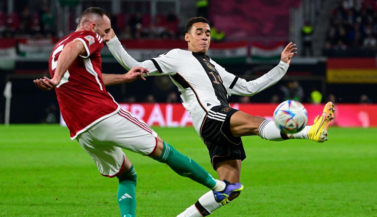 Jamal Musiala menjadi talenta Bundesliga lain yang patut dinantikan penampilannya pada Piala Dunia 2022. Ia merupakan senjata rahasia Bayern Munchen asuhan Julian Nagelsmann. Pemuda 19 tahun itu mencatatkan debut di Timnas Jerman pada tahun 2021 saat melawan Islandia. Dengan kemampuannya semakin berkembang, Musiala akan menjadi senjata utama Der Panzer dalam menyerang. (AFP/John Macdougall)