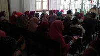 Pendukung Bupati Barru, Sulsel, Andi Idris Syukur saat persidangan perdana di Pengadilan Tipikor, Makassar, Senin (28/3/2016). (Liputan6.com/Eka Hakim)