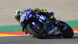 Pebalap Movistar Yamaha, Valentino Rossi, memacu keceparan saat sesi latihan MotoGP Aragon di Sirkuit Aragon, Spanyol, Sabtu (21/9/2018). Pada sesi latihan ini, pria Italia itu hanya menduduki posisi kesembilan. (AFP/Jose Jordan)