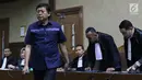 Advokat Lucas saat menjalani sidang dakwaan di Pengadilan Tipikor, Jakarta, Rabu (7/11). Lucas didakwa menghalangi proses penyidikan KPK terhadap tersangka mantan petinggi Lippo Group, Eddy Sindoro. (Liputan6.com/Helmi Fithriansyah)