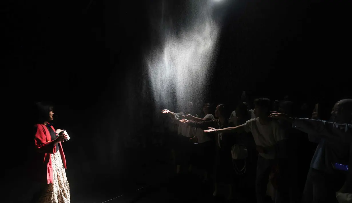 Pengunjung menikmati koleksi seni modern dan kontemporer karya Olafur Eliasson di Museum of Modern and Contemporary Art in Nusantara (MACAN), Jakarta, Minggu 12 April 2026. Minggu 12 April 2026 menjadi hari penutup rangkaian pameran seni modern dan kontemporer karya Olafur Eliasson di Museum of Modern and Contemporary Art in Nusantara (MACAN), Jakarta. (Kapanlagi.com/Budy Santoso)