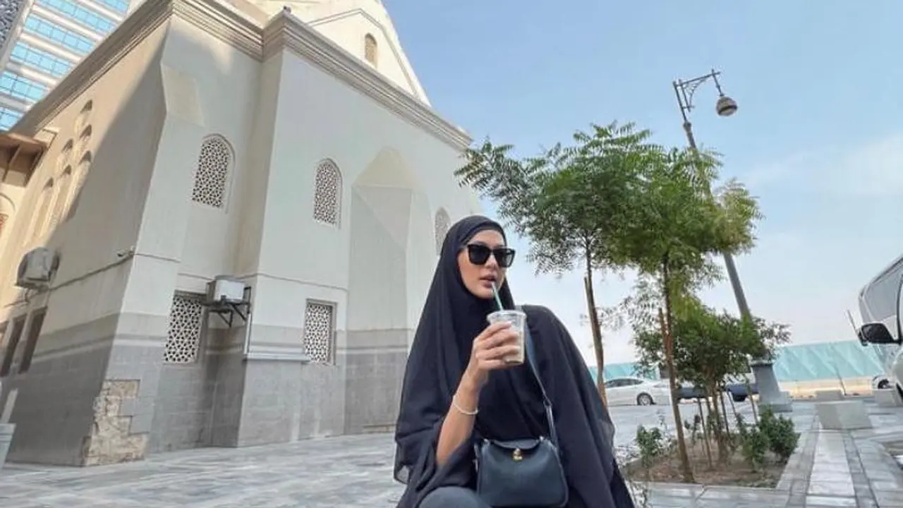 6 Potret Paula Verhoeven Pakai Hijab dan Cadar saat Umrah, Dipuji Netizen Makin Cantik