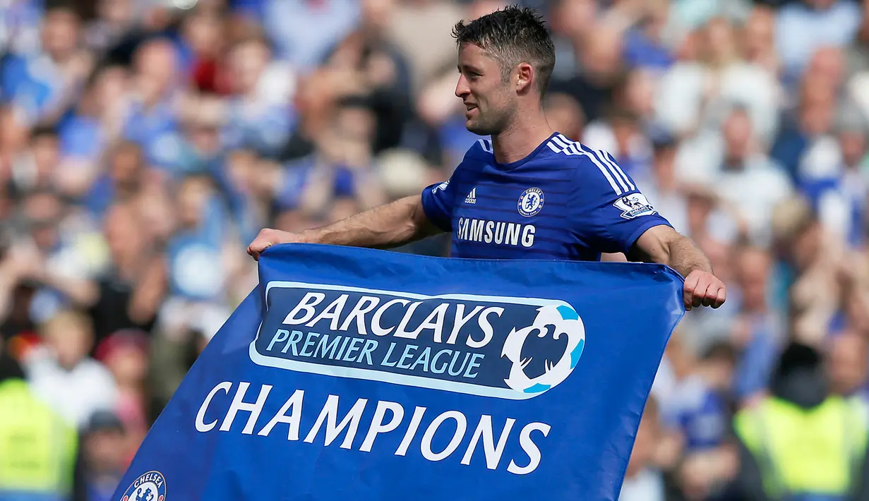 Bek Chelsea, Gary Cahill merayakan gelar juara Liga Premier Inggris 2014/2015 di Stamford Bridge, Inggris, (3/5/2015). Hingga pekan ke-35 poin Chelsea tidak terkejar lagi. (Reuters/Dylan Martinez)