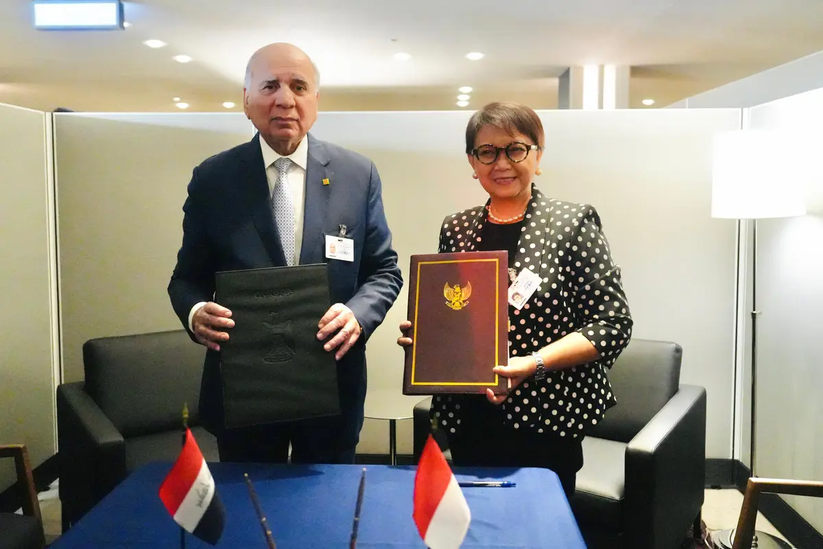 Menlu RI Retno Marsudi bersama dengan Menteri Luar Negeri Irak Fuad Mohammed Hussein di sela-sela High Level Week  Sidang Umum PBB ke-79 (UNGA).