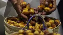 Seorang juri memeriksa buah kurma selama Festival tahunan Kurma Liwa  di kota Liwa, Abu Dhabi pada Rabu (17/7/2019). Festival Kurma Liwa juga menawarkan begitu banyak pengunjung muda untuk belajar, tentang sejarah pohon kurma dan keaslian budaya Arab.  (AP Photo/Kamran Jebreili)
