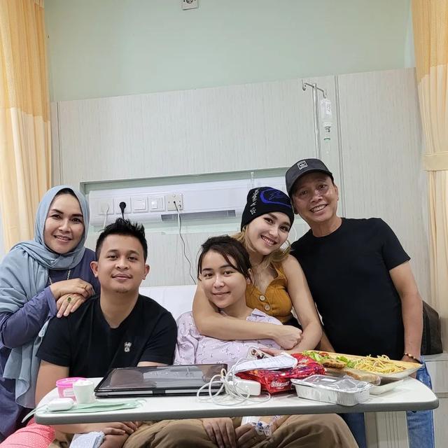 Ayu Ting Ting Dampingi Adik di RS (Foto: Instagram/@mom_ayting92_)