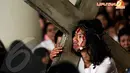  Teatrikal proses Yesus Kristus memanggul salib saat prosesi Tablo Jalan Salib di Gereja Katedral, Jakarta, Jumat (18/4/2014) (Liputan6.com/Faizal Fanani).