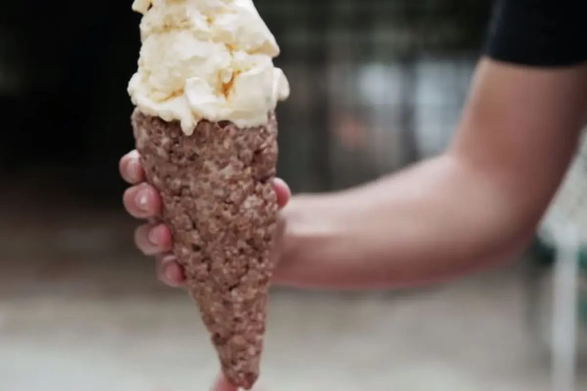 Kamu Bisa Bikin Kerupuk Es Krim Sendiri dari Marshmallow, Lho!