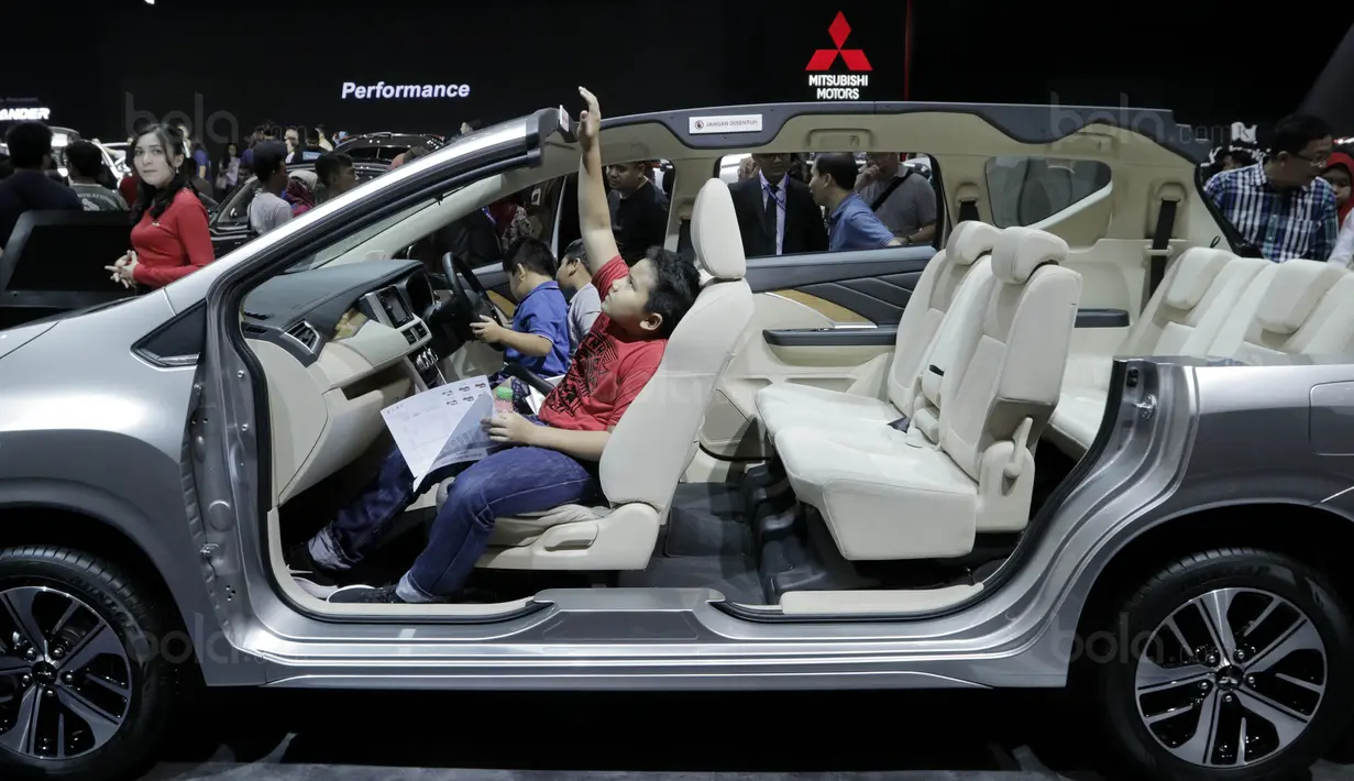 Sejumlah anak mencoba fasilitas mobil di pameran otomotif GIIAS 2017 di ICE BSD, Tangerang, (19/8/2017). Pameran otomotif terbesar se-Asia Tenggara tersebut menampilkan 30 merek mobil dan produk otomotif lainnya. (Bola.com/M iqbal Ichsan)