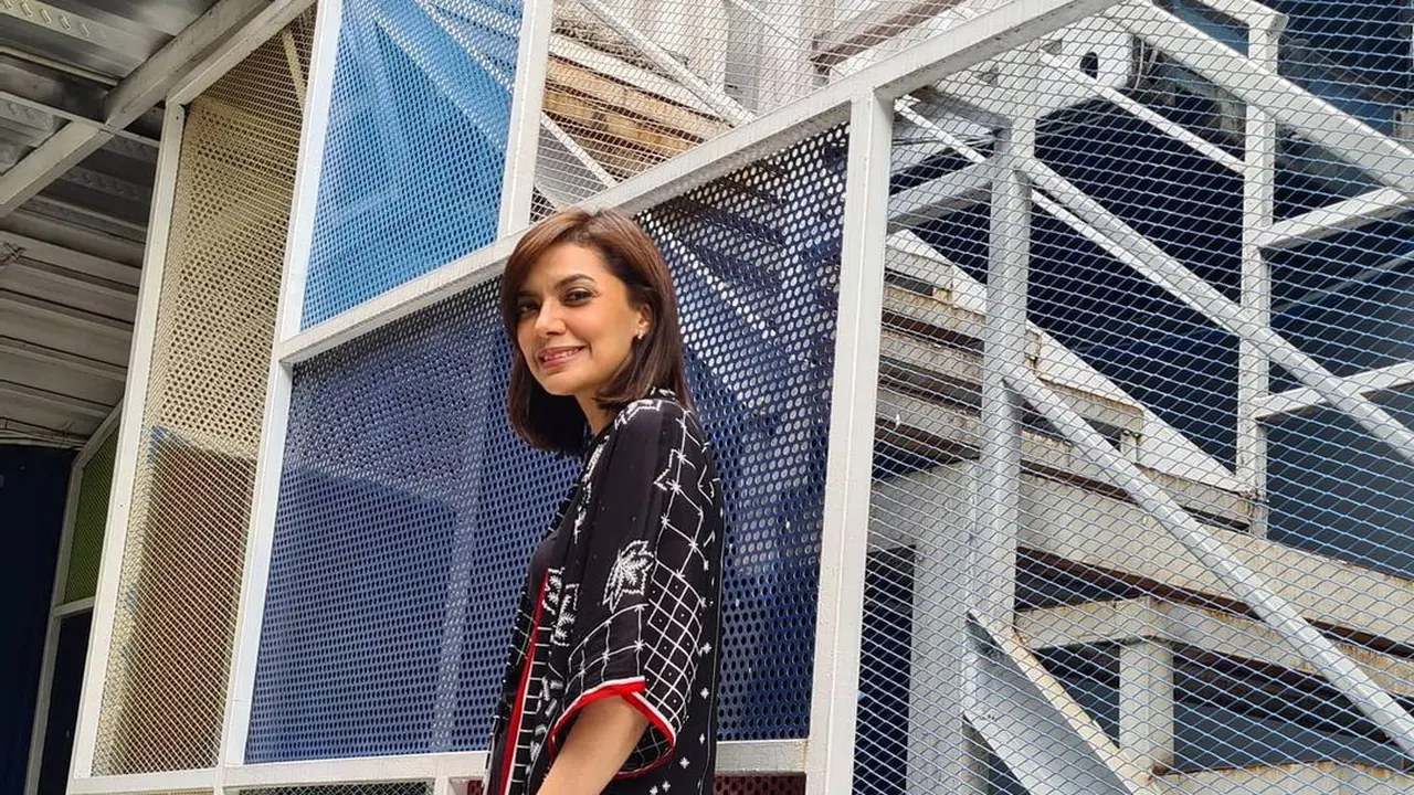8 Ide Padu Padan Kain Nusantara dengan Gaya Fashion Modern ala Najwa Shihab