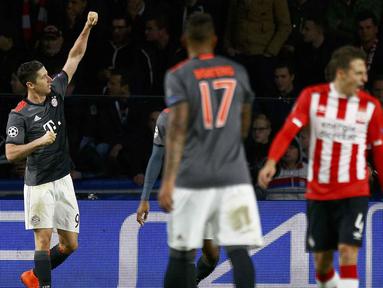 Ekspresi pemain Bayern Munich, Robert Lewandowski usai mecetak gol ke gawang PSV Eindhoven pada laga grup D Liga Champions di PSV Stadium, Eindhoven, (01/11/2016). (REUTERS/Michael Kooren)