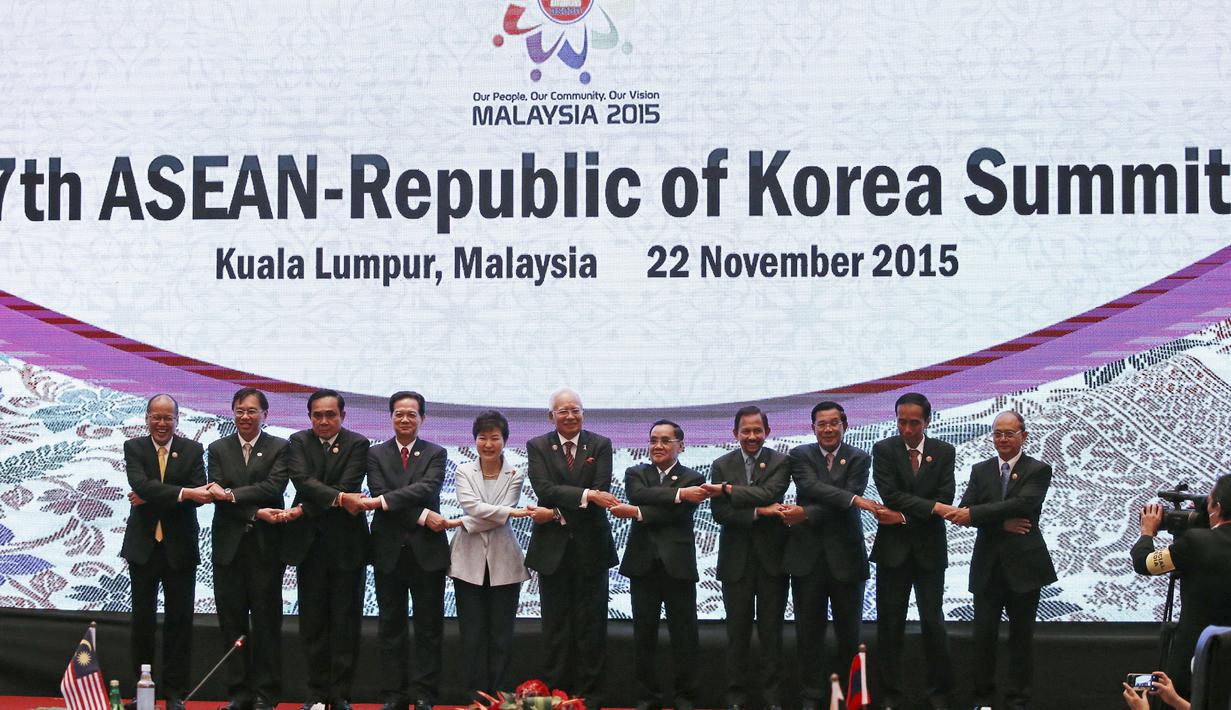  Presiden Jokowi (kedua kanan) berpose dengan petinggi negara lainnya pada KTT ASEAN ke-17 di Kuala Lumpur, Malaysia, (22/11). Acara diikuti oleh 27 negara di Asia.  (REUTERS/Jorge Silva)