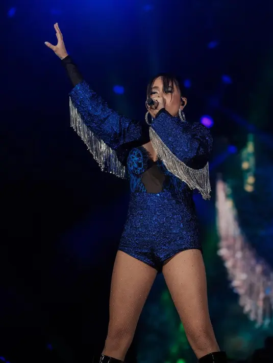 Dalam penampilan panggungnya kali ini, Niki mengenakan kostum mini jumpsuit lengan panjang berwarna biru yang outstanding. Foto: Instagram.