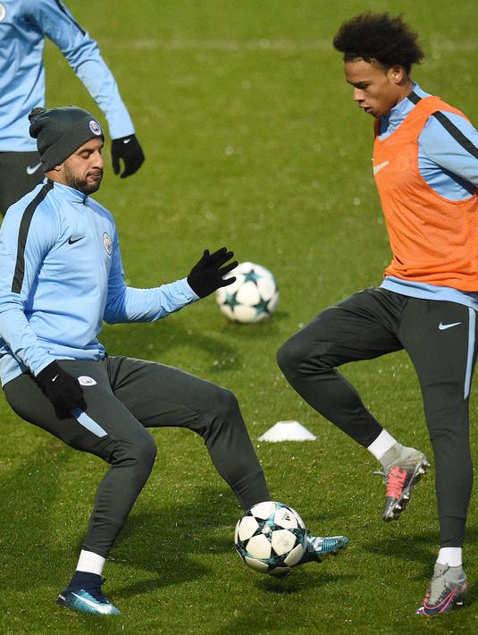 Aksi pemain Manchester City, Kyle Walker (kiri) dan Leroy Sane pada sesi latihan tim di City Football Academy, Manchester, (20/11/2017). City akan melawan Feyenord ada grup F. (AFP/Oli Scarff)