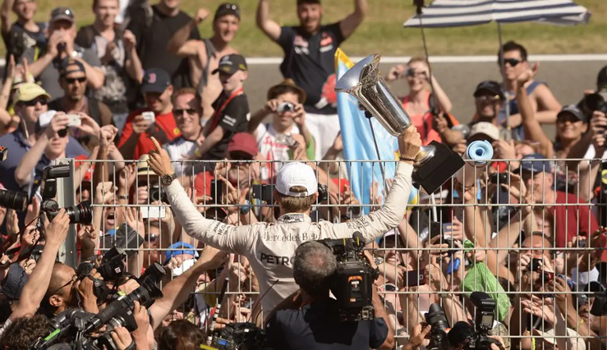 Bergembira bersama fan yang menyambutnya. (AFP/JOSEP LAGO)