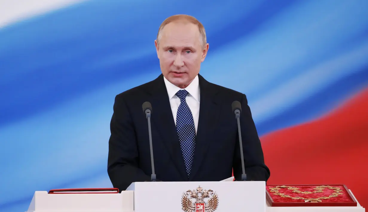 Vladimir Putin memberi sambutan dalam upacara pelantikannya sebagai presiden baru Rusia di Kremlin, Moskow, Rusia, Senin (7/5). Putin dilantik sebagai Presiden Rusia untuk enam tahun ke depan. (Mikhail Metzel, Sputnik, Kremlin Pool Photo via AP)