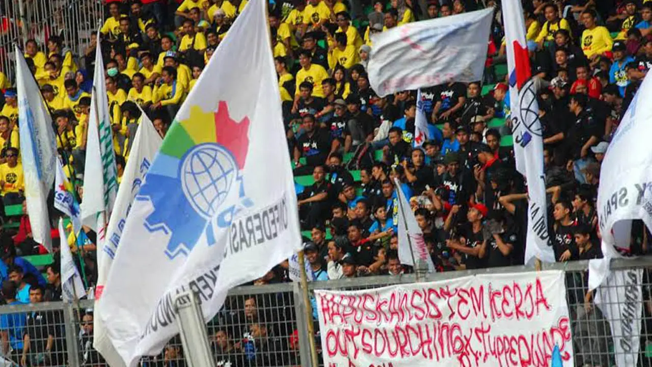 Bendera Raksasa Dibentangkan di Antara Ratusan Ribu Buruh
