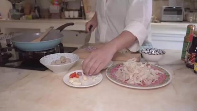 Meja Island Marmer dengan Kompor Bertungku yang Stylish