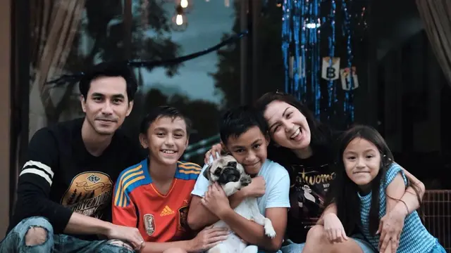 6 Potret Kebersamaan Keluarga Darius Sinathrya dan Donna saat 'Di Rumah Aja'