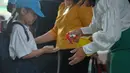 Seorang siswi membersihkan tangannya di pintu masuk sebuah sekolah di Bangkok, Thailand (1/7/2020). Sekolah-sekolah di Thailand telah dibuka kembali pada Rabu (1/7). (Xinhua/Rachen Sageamsak)