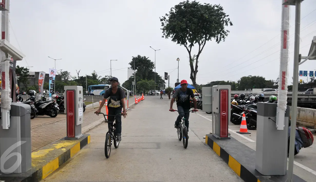 Pengendara sepeda akan melintasi Gate parkir akses masuk RPTRA/RTH Kalijodo, Jakarta, Rabu (3/5). Gate parkir yang terpasang sebanyak 4 palang pintu itu dibagi dua akses masuk dan dua untuk akses keluar. (Liputan6.com/Yoppy Renato)
