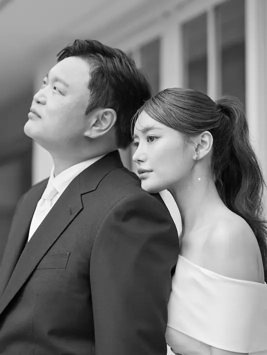 <p>Aktor Go Kyu Pil menatap ke arah langit sementara sang calon istri menyandarkan dagunya di atas bahu Go Kyu Pil yang kekar. (Foto: Instagram/ amin0224)</p>