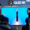 Layar TV menampilkan gambar peluncuran rudal Korea Utara saat program berita di Stasiun Kereta Seoul, Seoul, Korea Selatan, Selasa (19/12/2023). Pemimpin Korea Utara Kim Jong Un mengancam akan melakukan "tindakan yang lebih ofensif" untuk mengusir apa yang disebutnya meningkatnya ancaman militer pimpinan AS setelah ia mengawasi uji coba ketiga rudal tercanggih negaranya yang dirancang untuk menyerang daratan AS, media pemerintah melaporkan pada Selasa. (AP Photo/Ahn Young-joon)