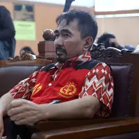 "Kok enggak profesional? Jadi harus tunggu putus dulu? Saudara tidak dapat menghadirkan Terdakwa jadi sidang tidak dapat dilanjutkan. Masalah tuntutan selesai tidak selesai itu urusan anda," ujar Guntur dalam persidangan.  (Nurwahyunan/Bintang.com)