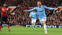 Gelandang Manchester City, Bernardo Silva, berselebrasi setelah mencetak gol ke gawang Manchester United dalam laga lanjutan Liga Inggris di Stadion Old Trafford, Rabu (24/4). Laga Man United vs Man City berakhir dengan kemenangan 2-0 untuk tim asuhan Josep Guardiola. (AP/Jon Super)