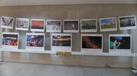 Beberapa hasil foto jurnalistik yang dipajang di perpustakaan Jakarta (Liputan6.com/Linda Sapira)