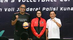 Ketua Umum PP PBVSI, Imam Sudjarwo (kanan) secara simbolis memberikan bola dan jaket untuk pelatih Timnas Voli Putri Indonesia, Marcos Sugiyama (kiri) dan kapten tim, Tisya Amallya Putri (tengah) pada upacara pelepasan untuk kejuaraan AVC Women's Volleyball Cup yang dilakukan di Padepokan Voli Jenderal Polisi Kunarto, Sentul, Selasa (2/6/2026).