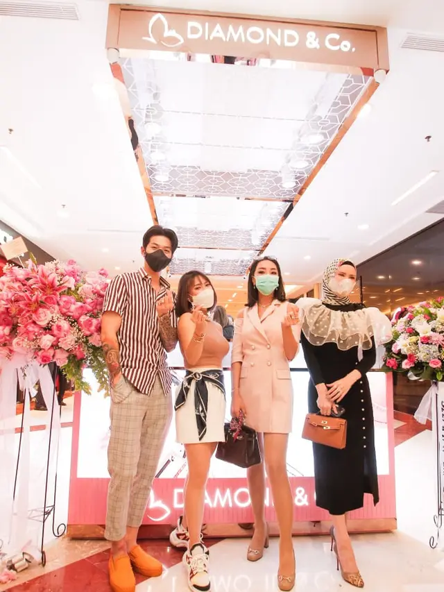 Angel Lelga saat pembukaan outlet pertama Diamond and Co di Pondok Indah Mall 1, Jakarta Selatan, Minggu (20/12/2020).
