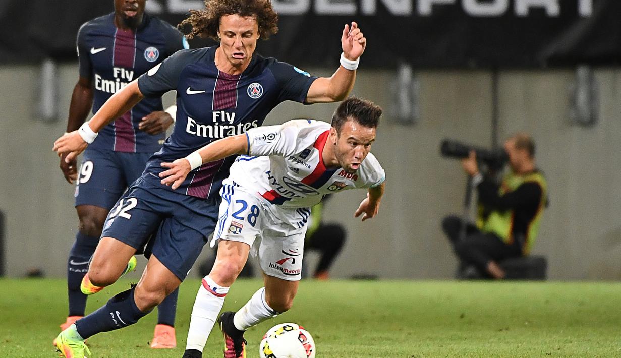 Kiper Paris Saint-Germain (PSG), David Luiz, berusaha menghentikan pemain Olympique Lyon, Mathieu Valbuena, pada laga Piala Super Prancis di Stadion Worthersee, Klagenfurt, Minggu (7/8/2016) dini hari WIB. (AFP/Boris Horvat)