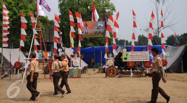 Warga binaan melintas di depan tenda saat mengikuti Perkemahan Pemasyarakatan se-Jawa dan Lampung 2015 di Buperta Cibubur Jakarta, Rabu (26/8). 480 warga binaan mengikuti Perkemahan Pemasyarakatan se-Jawa dan Lampung 2015.(Liputan6.com/Helmi Fithriansyah)