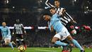 Pemain Manchester City, Raheem Sterling (tengah) melewati adangan dua pemain Newcastle United  pada laga Premier League di Etihad Stadium, Manchester, (20/1/2018). Manchester City menang 3-1. (AFP/Oli Scarff)