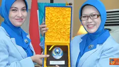 Citizen6, Surabaya: Setelah itu dilanjutkan dengan acara penyerahan cinderamata dari ketua UmumJalasenastri kepada Tri Indra Verry K.G. (Pengirim: Penkobangdikal)