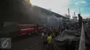 Warga tampak ramai ingin melihat proses pemadaman kebakaran yang melanda pusat perbelanjaan Pasar Senen, Jakarta Pusat, Kamis (19/1). Petugas belum dapat menyimpulkan nilai kerugian dan korban jiwa karena kebakaran tersebut. (Liputan6.com/Faizal Fanani)