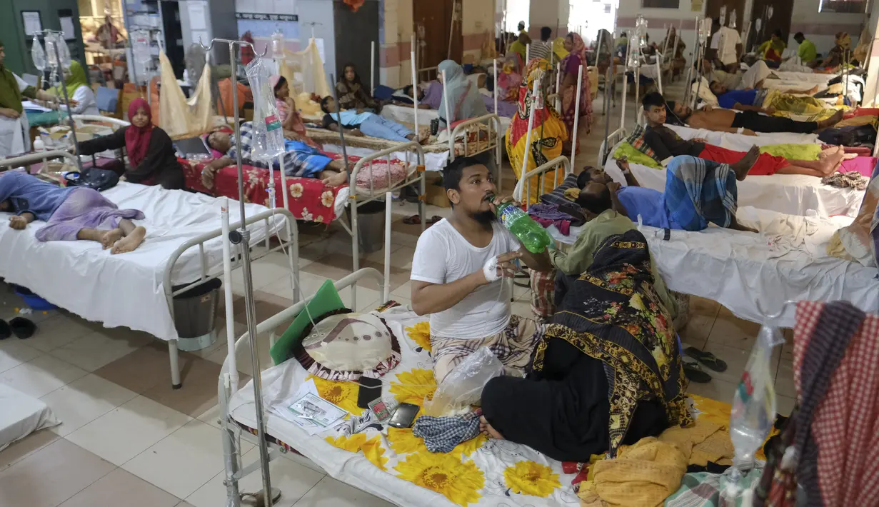 Pasien yang menderita demam berdarah mendapat perawatan di Mugda Medical College and Hospital di Dhaka, Bangladesh, Kamis, 10 Agustus 2023. (AP Photo/Mahmud Hossain Opu)