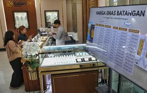 Dalam dua hari terakhir, harga emas baik produksi Antam, UBS maupun Galeri24 yang dijual di Pegadaian mengalami penurunan. (Liputan6.com/Angga Yuniar)