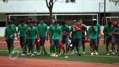 Sejumlah pemain timnas Indonesia U-23 terlihat meninggalkan lapangan ITE College Center, Singapura, Minggu (31/5/2015). Timnas Indonesia U-23 akan melakoni laga perdana di Sea Games 2015 melawan Myanmar, 2 Juni mendatang. (Liputan6.com/Helmi Fithriansyah)