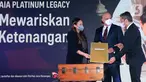 Presiden Direktur AIA Sainthan Satyamoorthy (tengah) didampingi Chief Marketing Officer Kathryn Parapak (kiri) dan Direktur Keagenan Indrasena Patmawidjaja (kanan) berbincang saat peluncuran AIA Platinum Legacy di Jakarta, Senin (6/6/2022). AIA Platinum Legacy yang menyasar segmen nasabah High Net Worth (HNW) dengan nilai proteksi maksimal mulai Rp 2 miliar dilengkapi AIA Vitality untuk bantu jaga kesehatan nasabah. (Liputan6.com/HO/Astra)