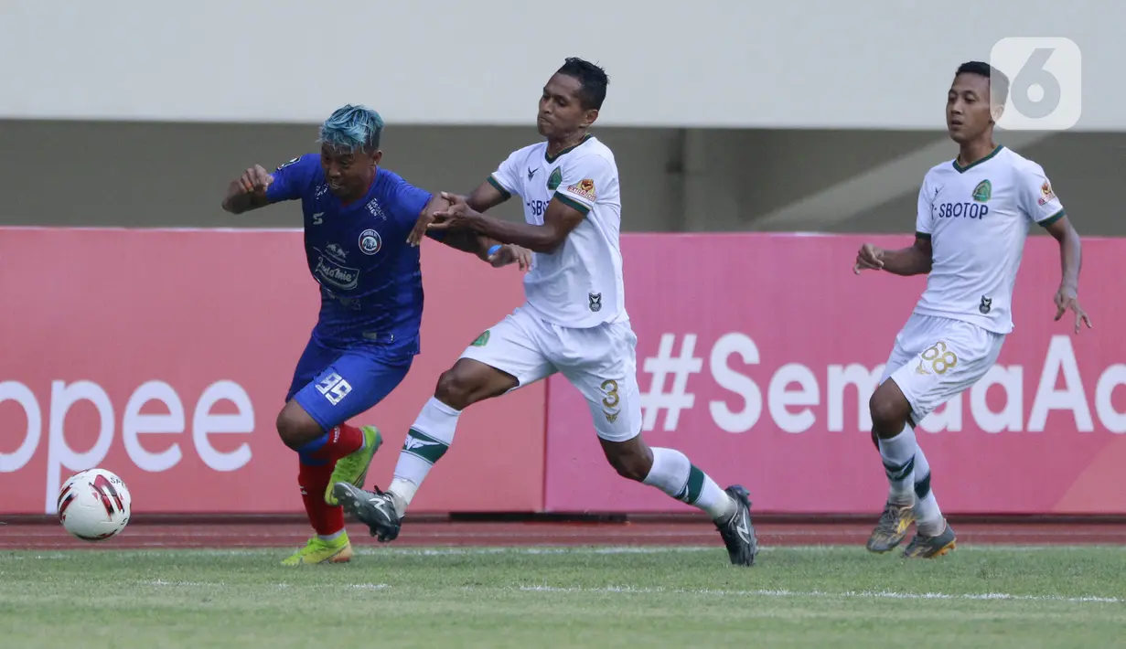 Penyerang Arema FC Kushedya Hari Yudo berebut bola dengan pemain Persikabo 1973 Abduh Lestaluhu pada laga Piala Menpora di Stadion Manahan, Solo, Minggu (21/3/2021). Kedua tim bermain imbang 1-1. (Bola.com/M Iqbal Ichsan)