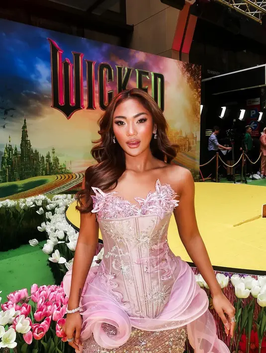 Marion Jola tampil memukau saat menghadiri pemutaran perdana film Wicked di Sydney. 
Dalam balutan mini dress ungu yang elegan, penampilannya memancarkan kesan bak peri dari dunia dongeng.  [@lalamarionmj].